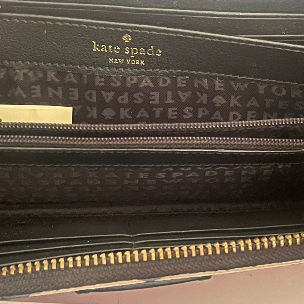 #115 - Kate Spade ♠️ Vintage Floral Wallet. It is used, but in great condition! - Picture 6 of 8
